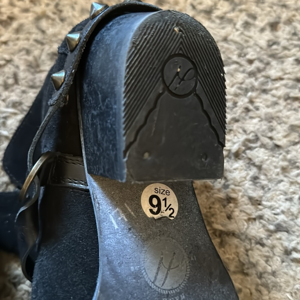 Hand Crafted suede boots - Picture 5 of 6